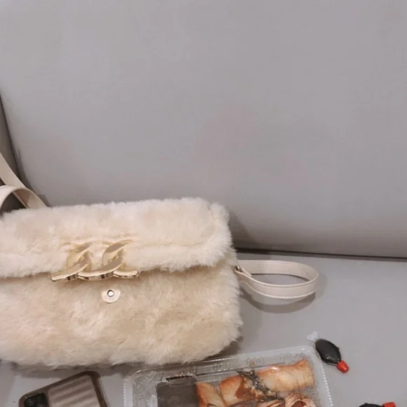 Fluffy Shoulder Bag - Picture 5 of 7